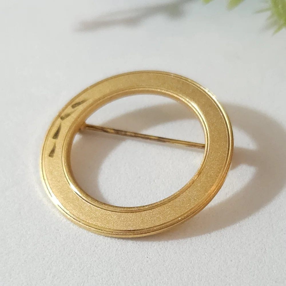 Vintage Matte Gold Diamond Cut Leaf Design Round Brooch